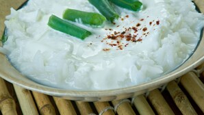 A bowl of white rice with green beans and a sprinkle of red spice. - OYO 4108 near Kalinga Hospital (Bhubaneshwar)
