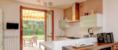 Großer Kühlschrank, Mikrowelle, Ofen, Herdplatte