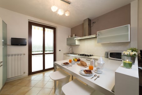 Refrigerador con freezer, microondas, horno, placa de cocina