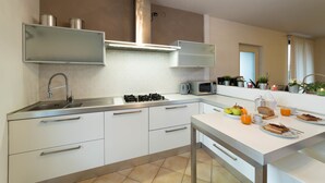 Biệt thự, 3 phòng ngủ | Bếp nhỏ riêng | Dụng cụ pha cà phê/trà, tủ lạnh, lò vi sóng, lò nướng 