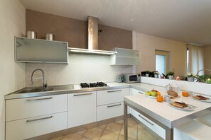 Villa - 3 soveværelser | Privat tekøkken | Køleskab/fryser i fuld størrelse, mikrobølgeovn, ovn, kogeplade
