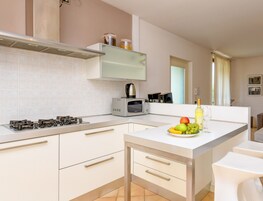 Refrigerador con freezer, microondas, horno, placa de cocina