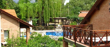 Una piscina al aire libre, sillones reclinables de piscina