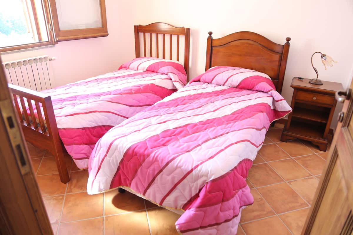 Roupas de cama premium, escrivaninha, quartos à prova de som