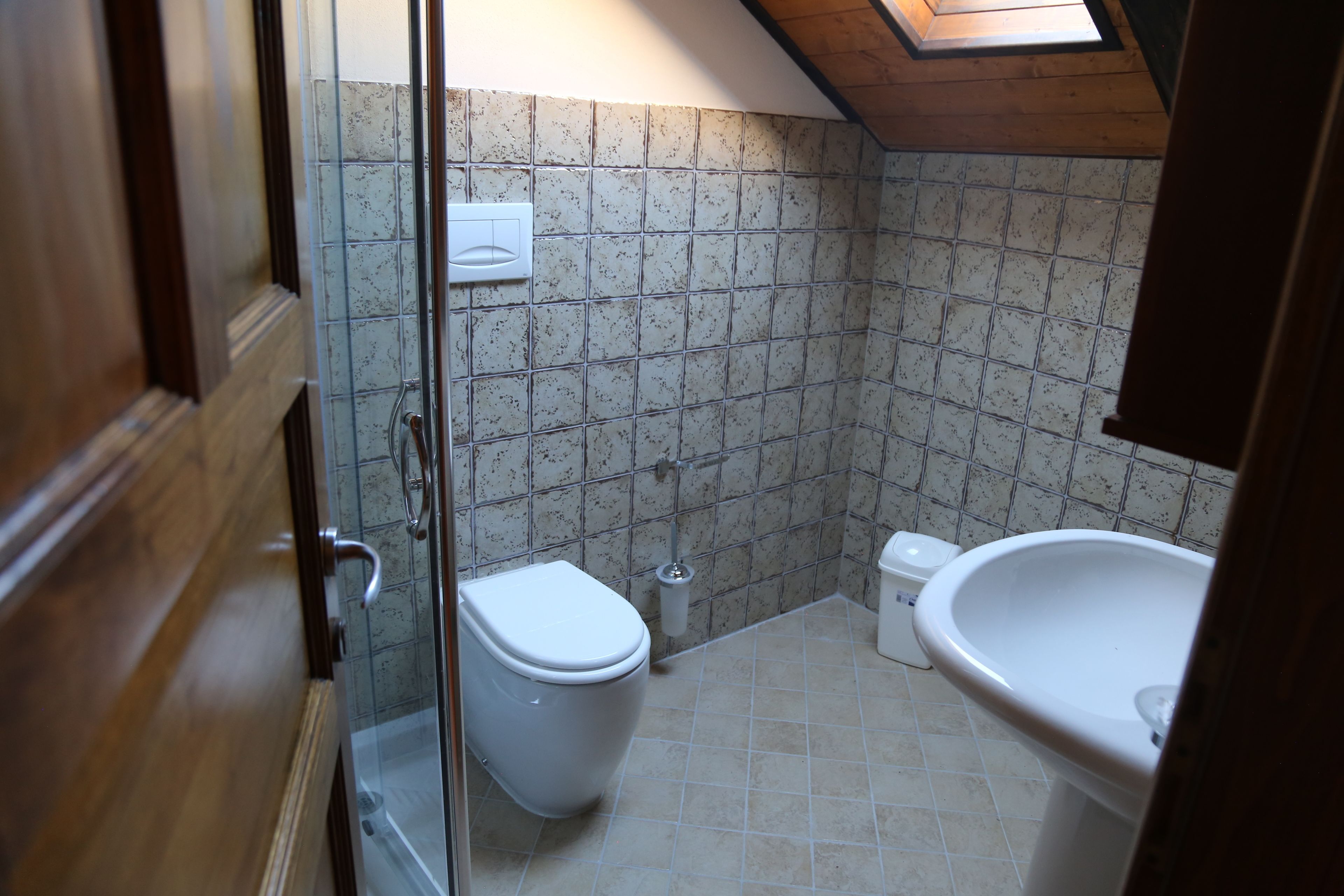 Ein kleines Badezimmer mit Toilette, Bidet und Waschbecken.
