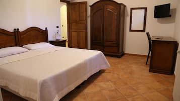 Deluxe tweepersoonskamer, uitzicht op bergen | Luxe beddengoed, een bureau, geluiddichte muren, gratis wifi