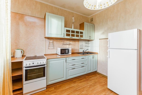 Full-sized fridge, microwave, oven, stovetop
