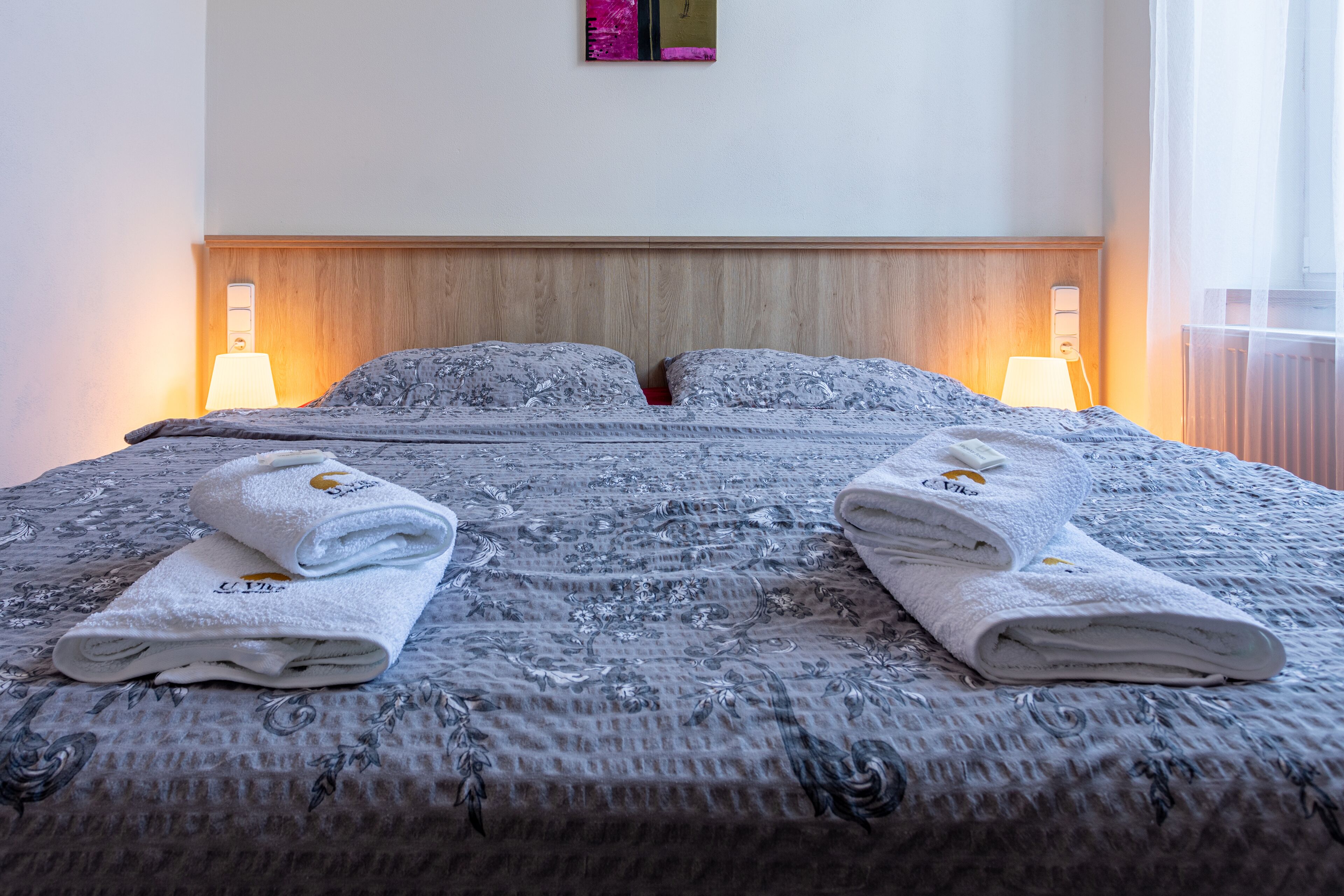 Cortinas blackout, tabla de planchar con plancha y wifi gratis 