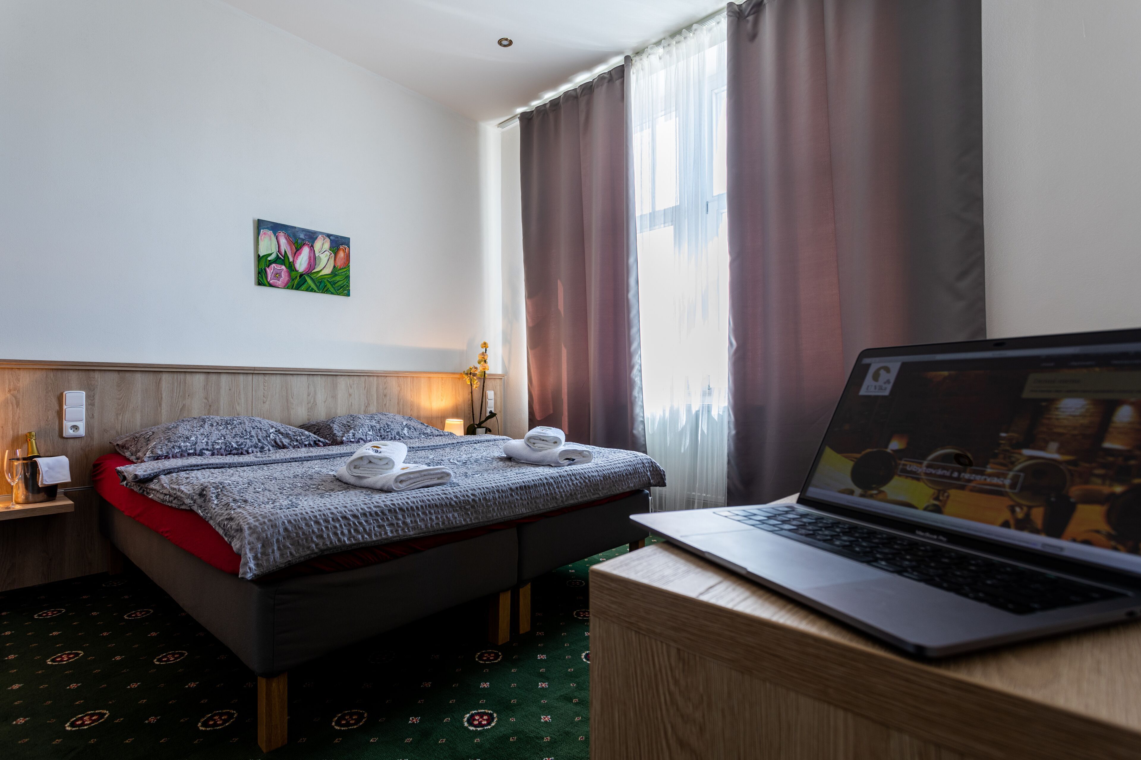 Cortinas blackout, tabla de planchar con plancha y wifi gratis 