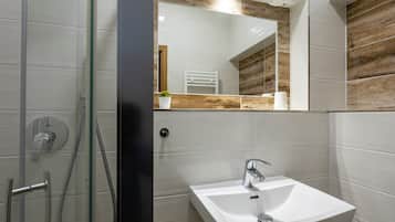 Gratis toiletartikelen, een haardroger, handdoeken
