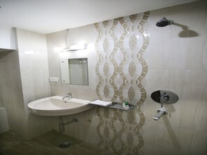 Phòng đôi hoặc 2 giường đơn | Phòng tắm | Đồ dùng nhà tắm miễn phí, khăn tắm 