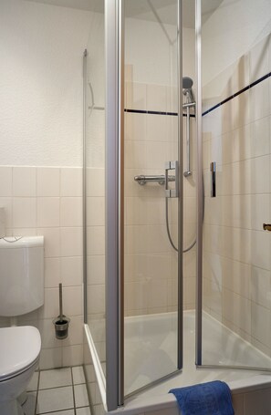 Twin kamer | Badkamer | Een douche, handdoeken