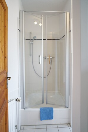 Single Room | Bathroom | Shower, towels - Hannys Radlercafe (Wangerland)