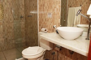 Standard Triple Room | Bathroom | Shower, free toiletries, towels - Pousada Acquamare (Búzios)