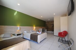 Standard Triple Room | Minibar, in-room safe, blackout drapes, free cribs/infant beds - Pousada Acquamare (Búzios)