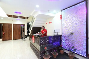 Reception - Capital O 322 Hotel Royal (Chandigarh)