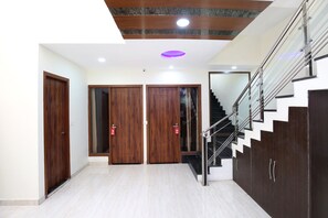 Lobby - Capital O 322 Hotel Royal (Chandigarh)