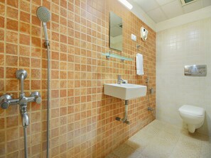 Phòng đôi hoặc 2 giường đơn | Phòng tắm | Buồng tắm vòi sen, vòi sen phun mưa, đồ dùng nhà tắm miễn phí 