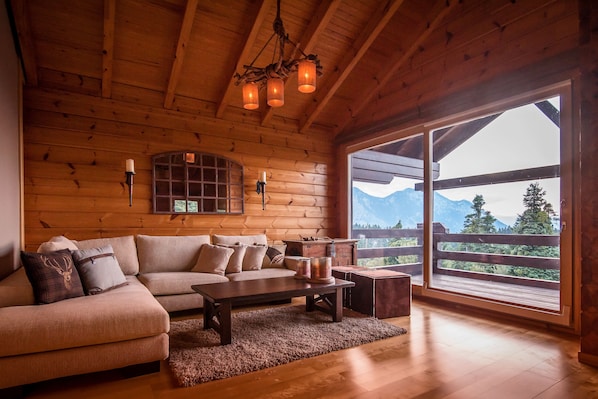 LCD-Fernseher, Kamin, DVD-Player