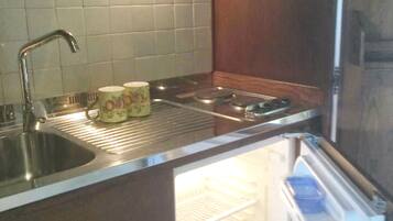 Standard Suite | Dapur kecil peribadi | Peti sejuk, dapur, alat memasak/pinggan mangkuk/perkakas dapur