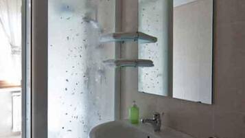 Apartemen Superior, 3 kamar tidur, pemandangan kebun | Kamar mandi | Shower, pancuran hujan, perlengkapan mandi gratis, dan pengering rambut
