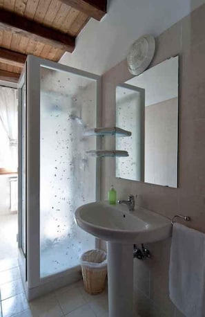 Superior Apartment, 3 Bedrooms, Garden View | Bathroom | Shower, rainfall showerhead, free toiletries, hair dryer