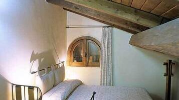 Cots/infant beds, free WiFi