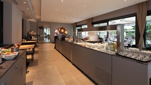 Una cocina moderna con una encimera amplia, un comedor y vistas al exterior.