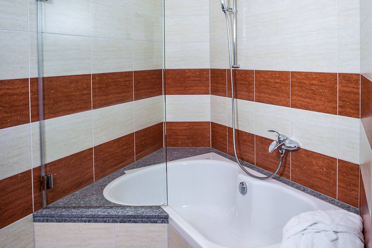 junior suite (superior) | bathroom | free toiletries, hair dryer, towels