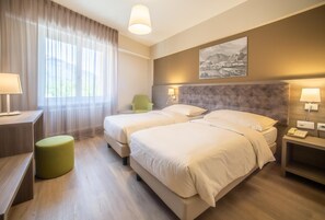 Seprai premium, minibar, brankas, dan meja kerja