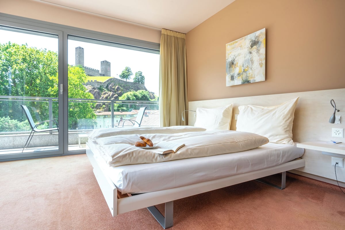 1 bedroom, premium bedding, minibar, in-room safe