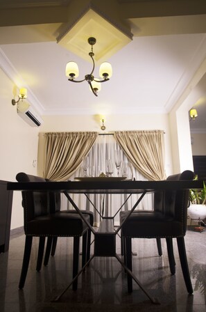 Apartment, 3 Bedrooms | In-room dining