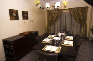 Apartment, 3 Bedrooms | In-room dining