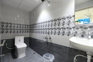 Shower, free toiletries, towels - OYO Flagship 4584 India Gate (Chennai)