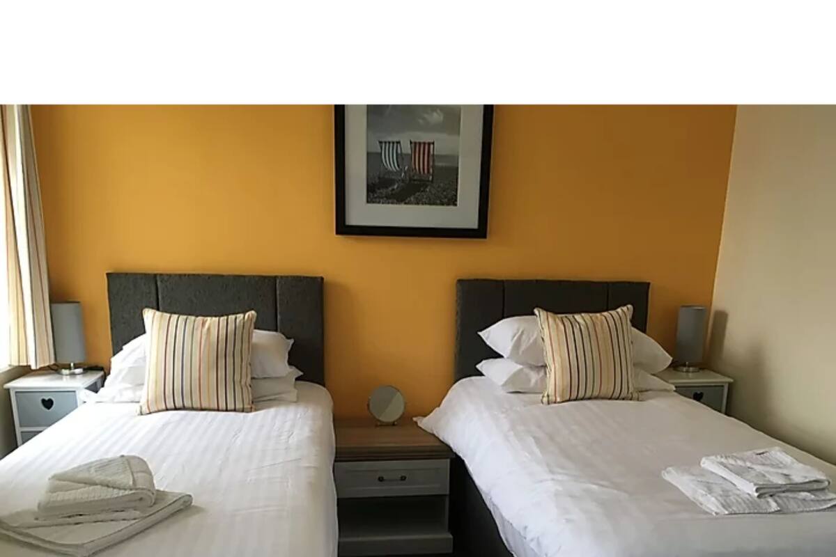 Habitación con 2 camas individuales | Tabla de planchar con plancha, wifi gratis y ropa de cama