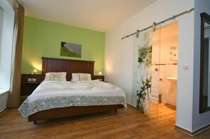 Hypo-allergenic bedding, desk, laptop workspace, soundproofing - Hotel Wein-Träume (Thuengersheim)