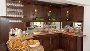 A breakfast buffet setup with various food items and beverages. - Hotel Wein-Träume (Thuengersheim)