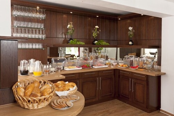 Desayuno buffet (EUR 6 por persona)
