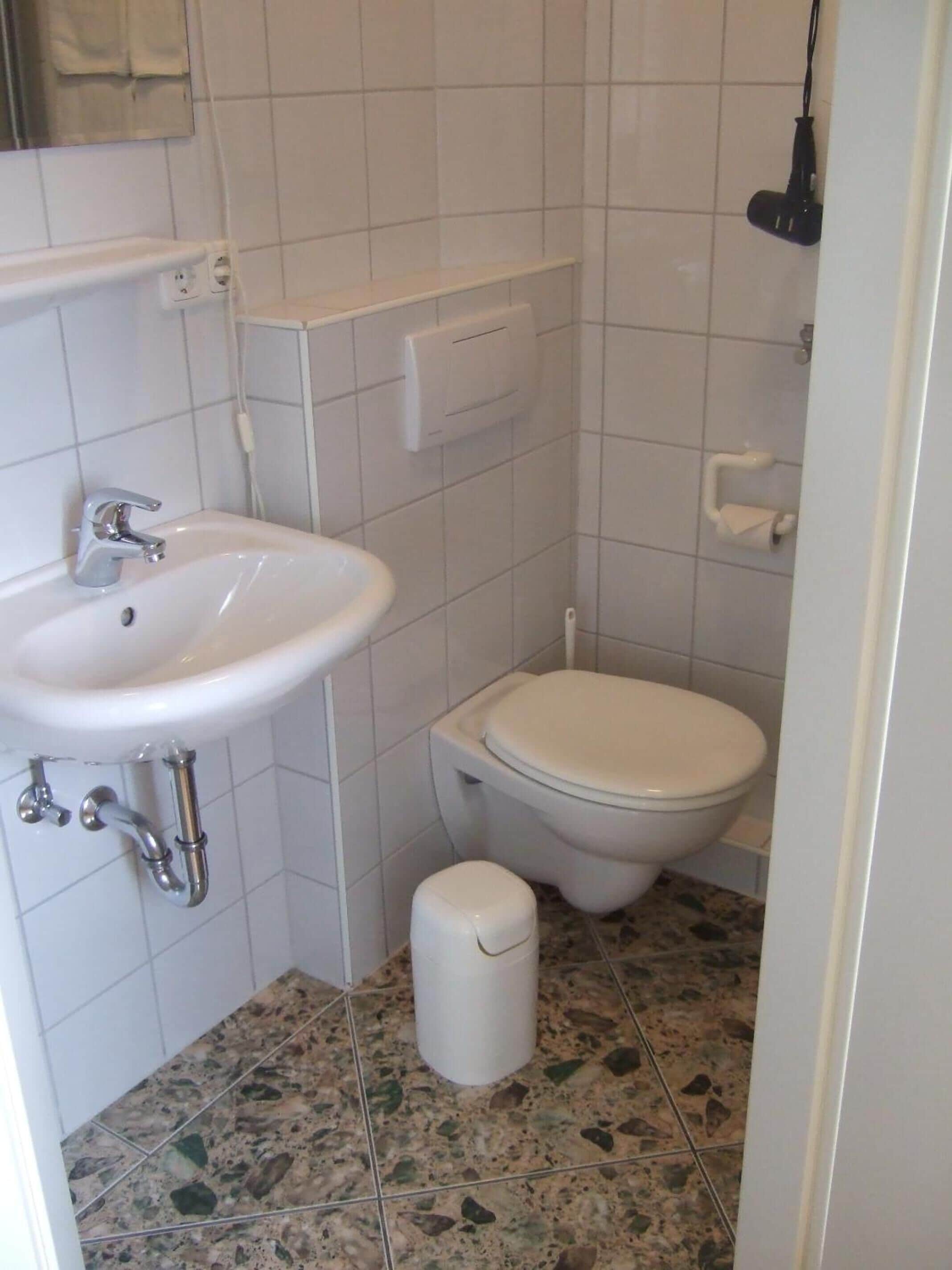 basic double room | bathroom | shower, free toiletries, hair dryer, towels