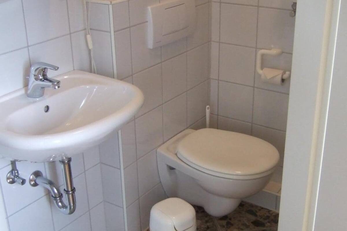 basic double room | bathroom | shower, free toiletries, hair dryer, towels