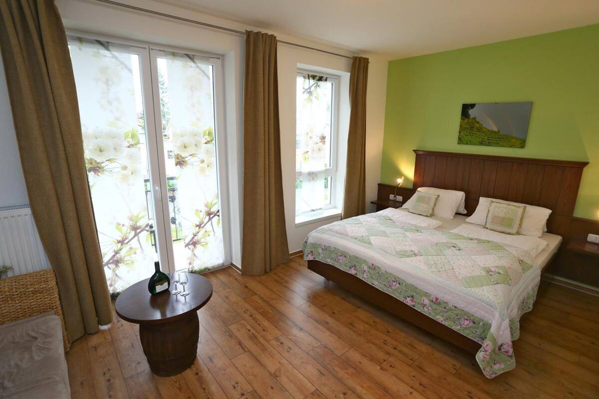 double room (spätlese) | hypo-allergenic bedding, desk, laptop workspace, soundproofing