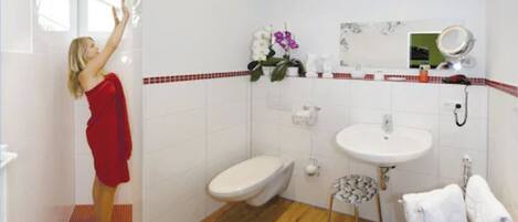 Un baño con inodoro, lavabo y espejo.