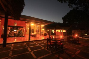 Serveert ontbijt, lunch, diner, internationale gerechten