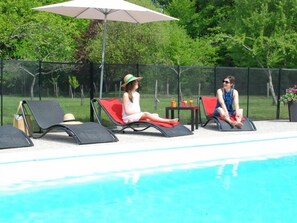 Casa de campo, vistas al parque | Piscina al aire libre | Una piscina al aire libre, una piscina climatizada