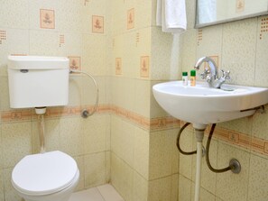 Phòng đôi hoặc 2 giường đơn | Phòng tắm | Buồng tắm vòi sen, vòi sen phun mưa, đồ dùng nhà tắm miễn phí 