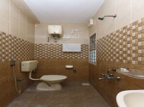 雙人或雙床房 | 浴室 | 免費盥洗用品、毛巾