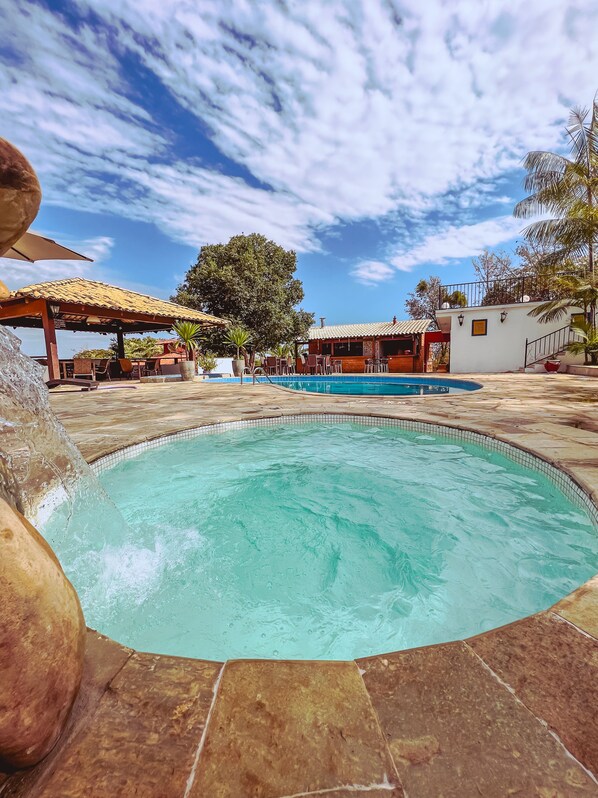 Bañera de hidromasaje al aire libre