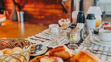 Café da manhã com buffet grátis todos os dias