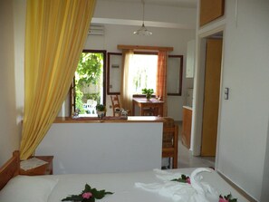 Habitación cuádruple | Área de sala de estar