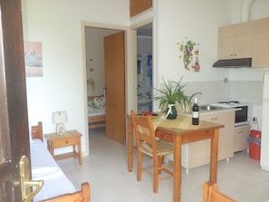 Apartemen, 1 kamar tidur | Dapur kecil pribadi | Lemari es dan mesin pembuat kopi/teh